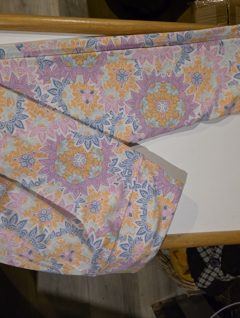 Lularoe Womenโs Pink & Peach Patterned Leggings TC
